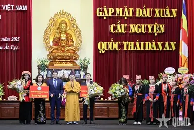 Học Sinh Vùng Cao Đón Nhận “tủ Sách Phật Quang”