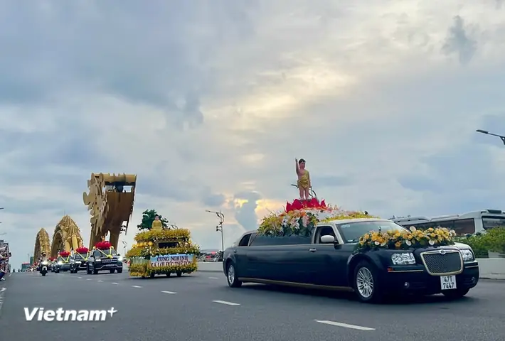 Hàng Nghìn Người Dân Tụng Niệm "nam Mô A Di Đà Phật" Cung Rước ...