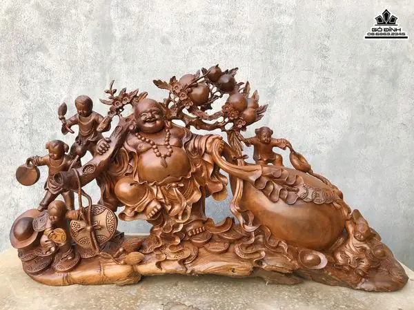 Bên Cạnh Hướng Đông Nam Thì Bạn Cũng Có Thể Đặt Tượng Phật Di Lặc Kéo Bao Tiền Ở Hướng Tây Bắc Bởi Hướng Này Thuộc Cung Quý Nhân. Việc Đặt Tượng Ở Hướng Tây Bắc Sẽ Giúp Phát Huy Tối Đa Yếu Tố Tâm Linh, Tài Khí, Phát Triển Thịnh Vượng. Ngoài Ra, Nếu Bạn Đang Trong Mối Quan Hệ Hoặc Bạn Là Người Thường Dùng Các Mối Quan Hệ Thì Việc Đặt Tượng Ở Vị Trí Này Còn Giúp Tạo Điều Kiện Thuận Lợi Trong Giao Tiếp, Đồng Thời Luôn Có Bạn Đồng Hành Cùng Mình.