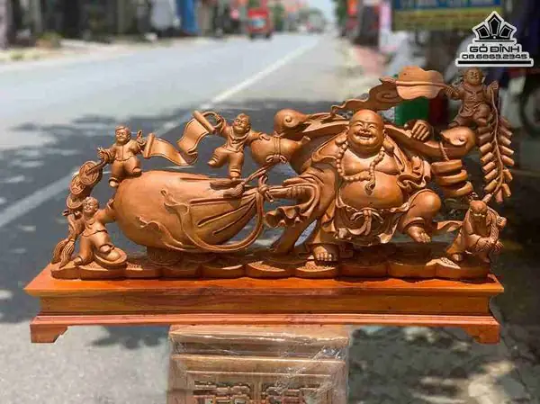 Lặc Tức “từ Thị” Mang Nghĩa Là Một Người Có Trái Tim Phúc Hậu, Nhân Từ. Phật Giáo Ấn Độ Từng Nói Rằng Phật Di Lặc Sẽ Kế Tục Phật Thích Ca Mâu Ni Để Giáo Hóa Chúng Sinh, Mang Lại Sự Bình Yên Và Hạnh Phúc Cho Con Người. Thực Chất Nguyên Mẫu Của Phật Di Lặc Không Được Khắc Họa Thêm Hình Ảnh Chiếc Bao Tiền Nào Cả. Sự Kết Hợp Này Xuất Phát Từ Truyền Thuyết Về Hòa Thượng Bố Đại Với Chiếc Túi Cực To Ở Thời Nhà Lương Bên Trung Hoa Vào Thế Kỷ Thứ X. Đó Là Vị Hòa Thượng Khá Lập Dị, Vị Tha Vô Ngã Tới Tuyệt Đối Với Dáng Người Thấp Đậm, Tính Tình Vui Vẻ. Ông Thường Xuất Hiện Với Chiếc Túi Vải Lớn Có Nhiều Phép Màu Bên Trong. Phép Màu Đó Có Thể Là Tiền Phân Phát Cho Mọi Người, Cũng Có Thể Là Nơi Chứa Đựng Bao Muộn Phiền Của Chúng Sinh Tống Hết Vào Trong. Người Ta Vẫn Tin Rằng, Ở Đâu Có Bố Đại Hòa Thượng Ở Đó Có Hạnh Phúc, Mọi Lo Lắng, Buồn Phiền Đều Tan Biến. Sau Này, Lúc Viên Tịch, Thiền Sư Trối Trăng Mình Là Phật Di Lặc.