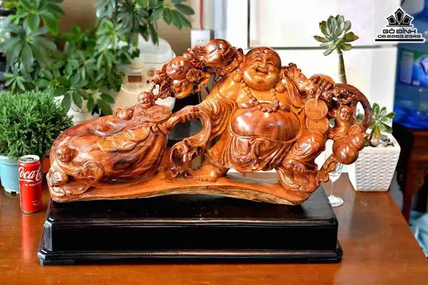 Mang Lại Nhiều Ý Nghĩa Phong Thủy Tốt, Tượng Phật Di Lặc Kéo Bao Tiền Hiện Đang Là Một Trong Những Sự Lựa Chọn Hàng Đầu Để Bày Trí Cho Căn Phòng. Đặt Tượng Phật Di Lặc Trong Nhà Sẽ Thu Hút Nhiều Tài Lộc, Bình An Và May Mắn. Tuy Nhiên, Nhiều Người Vẫn Không Biết Nhiều Về Loại Tượng Này. Hãy Cùng Theo Dõi Bài Viết Đểbiết Được Nguồn Gốc Cũng Như Ý Nghĩa Của Tượng Phật Di Lặc Kéo Bao Tiền Nhé!