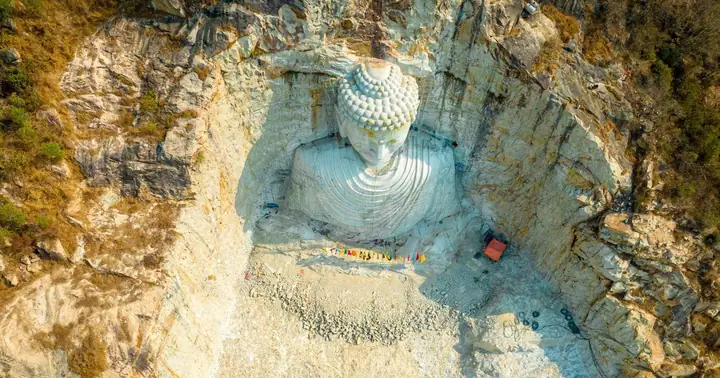 Chiêm Ngưỡng Tượng Phật Cao 81m Tạc Trong Vách Núi An Giang