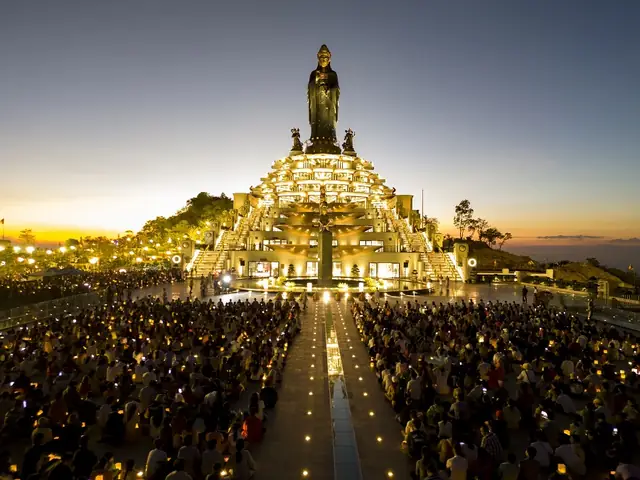 Tượng Phật Núi Bà Đen Làm Bằng Gì?