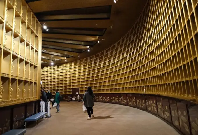 Du Khách Có Thể Đi Vào Trong Để Tham Quan