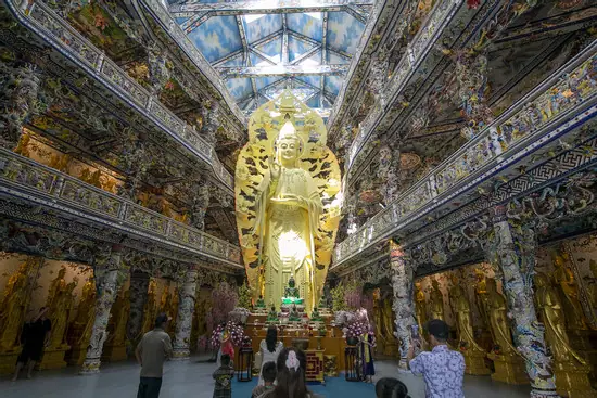 Điểm Độc Đáo Của Ngôi Chùa 've Chai' Được Kết Bằng Hàng Triệu ...