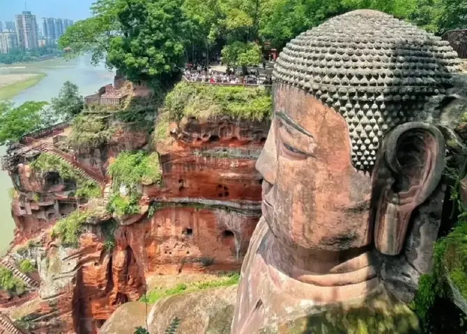 Tượng Phật Đá Lớn Nhất Thế Giới