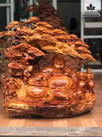 Tượng Phật Di Lặc Bằng Gỗ Giá Rẻ Ngồi Dưới Gốc Cây Tùng Đầy Sáng Tạo, Độc Đáo