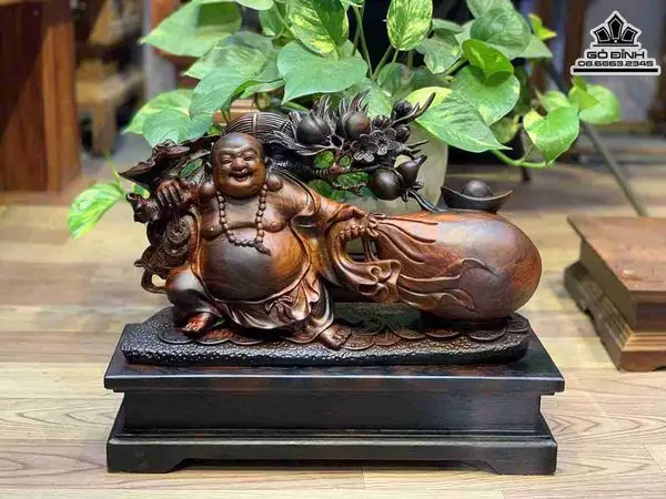 Trước Hết, Phải Kể Đến Sự Lạc Quan, Vui Vẻ, Xua Tan Đi Mọi Lo Lắng, Âu Lo, Buồn Phiền Trong Cuộc Sống Thông Qua Hình Ảnh Phật Di Lặc Với Nụ Cười Tươi Rạng Rỡ Và Phúc Hậu Trên Gương Mặt. Hình Ảnh Phật Di Lặc Là Biểu Tượng Của Sự Hài Hòa, Hồn Nhiên, Vô Tư Kết Hợp Với Hình Ảnh Bao Tiền Thể Hiện Nét Ý Nghĩa Về Tài Chính, Tiền Tài, Của Cải. Theo Như Quan Niệm Của Người Xưa, Chiếc Bao Này Không Đáy, Có Khả Năng Chứa Đựng Biết Bao Nhiêu Là Thứ. Chính Vì Vậy, Tượng Phật Di Lặc Kéo Bao Tiền Còn Tượng Trưng Cho Một Cuộc Sống Đủ Đầy, Giàu Sang, Phát Triển Thịnh Vượng, Tài Lộc Vô Kể.