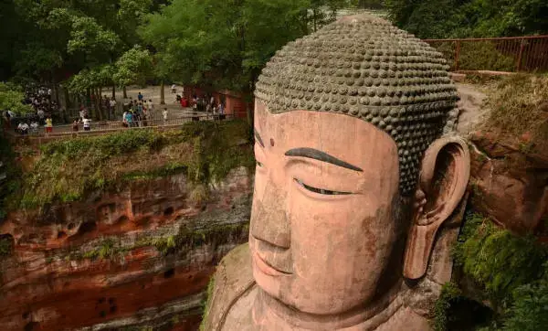 Đặc Điểm Của Bức Tượng Phật Lạc Sơn Khổng Lồ