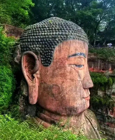 Đặc Điểm Của Bức Tượng Phật Lạc Sơn Khổng Lồ