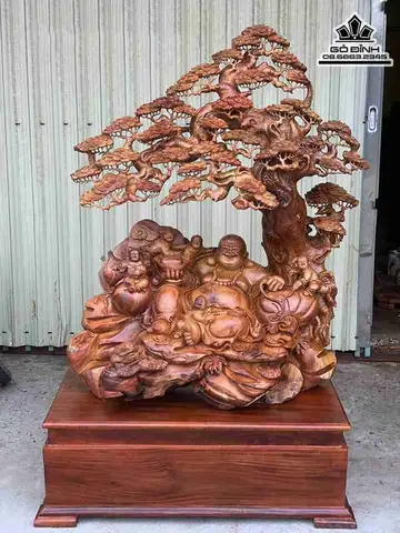 Trong Bộ Tứ Tùng – Cúc – Trúc – Mai, Tùng Chính Là Hình Ảnh Mang Biểu Tượng Của Một Sức Sống Vô Cùng Dẻo Dai, Tượng Trưng Cho Một Sự Khởi Đầu Mới Đâm Chồi Nảy Lộc, Đại Diện Cho Người Chính Nhân Quân Tử Hùng Dũng, Dám Đương Đầu Với Các Khó Khăn, Thử Thách Chứ Không Chịu Khuất Phục. Ngoài Ra, Cây Tùng Cũng Là Loại Cây Đại Diện Cho Mùa Đông Lạnh Lẽo Dù Cho Thời Tiết Có Khắc Nghiệt Đến Mức Nào Đi Chăng Nữa Cũng Không Thể Hủy Diệt Được Sức Sống Dẻo Dai, Mãnh Liệt Của Loài Cây Này. Không Những Thế, Cây Tùng Còn Được Đặc Biệt Biết Đến Với Khả Năng Tồn Tại Cả Trong Môi Trường Băng Tuyết, Hay Những Nơi Có Địa Hình Hiểm Trở. Do Đó, Mỗi Khi Nhìn Vào Cây Tùng, Người Ta Sẽ Thường Nghĩ Ngay Đến Một Loài Cây Mạnh Mẽ, Quật Cường, Luôn Đứng Vững Và Vươn Mình Về Phía Trời Cao. Chính Vì Thế, Tượng Phật Di Lặc Ngồi Gốc Tùng Cũng Mang Ý Nghĩa Biểu Tượng Cho Sức Sống Bền Bỉ, Sự Kiên Cường, Anh Dũng Cùng Sức Khỏe Lâu Dài Cho Cả Gia Đình.