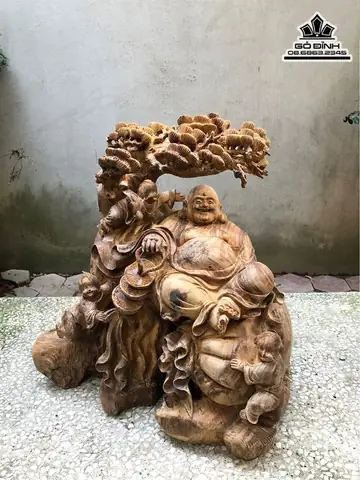 Mọi Người Vẫn Thường Quan Niệm Rằng Đặt Tượng Phật Di Lặc Sẽ Mang Lại Nhiều Ý Nghĩa Tốt Cho Cuộc Sống Mỗi Chúng Ta. Tượng Phật Di Lặc Ngồi Dưới Gốc Tùng Với Hình Ảnh Nụ Cười Rạng Rỡ Trên Khuôn Mặt Luôn Nhắc Nhở Mỗi Chúng Ta Hãy Sống Và Suy Nghĩ Tích Cực Khi Gặp Bất Kỳ Khó Khăn, Thử Thách Nào. Ở Đâu Có Phật Di Lặc, Ở Đó Chỉ Có Hạnh Phúc Chứ Không Có Muộn Phiền, Lo Âu. Chính Vì Vậy, Chỉ Cần Được Ngắm Nụ Cười Của Phật Di Lặc Thôi Thì Tất Cả Mọi Buồn Phiền Đều Sẽ Tan Biến. Chiếc Bụng Lớn Phô Cả Rốn Ra Ngoài Thể Hiện Sự Chứa Đựng Vạn Vật, Cất Đựng Mọi Lo Âu, Phiền Muộn.