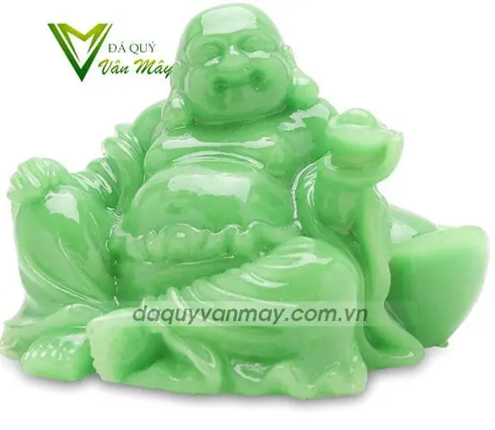 Cố Định Vị Trí Tượng Phật Di Lặc Trong Khoảng Vị Trí Đầu Xe Ô Tô.