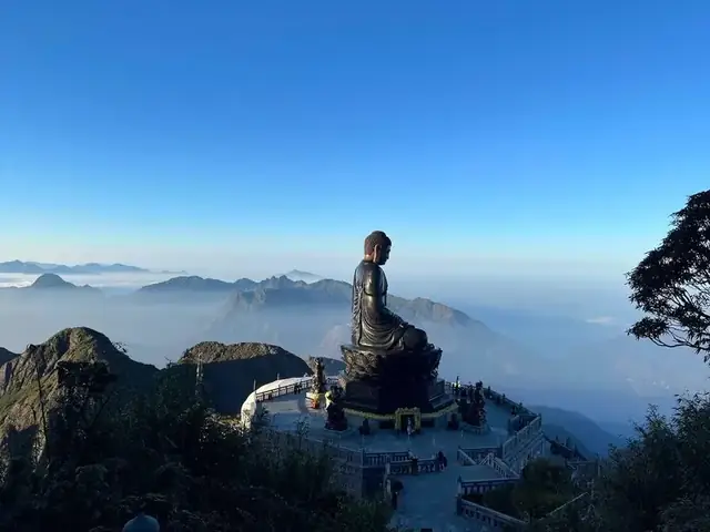 Săn Mây Ngay Dưới Chân Tượng Phật