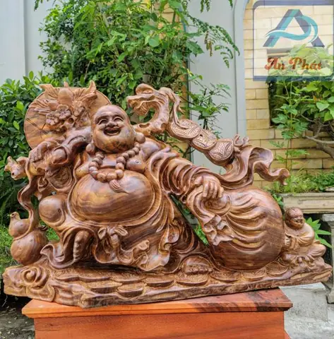 Tác Phẩm Phật Di Lặc Xá Xị Ngồi Gốc Đào- Phật Di Lặc Ngồi Gốc Đào Với Tự Thế Tự Tại, Cửu Phúc Vậy Xung Quanh Mang Ý Nghĩa Sự Trường Thọ Vĩnh Viễn, Từ Cửu Trong Từ Vĩnh Cữu Trường Tồn Theo Thời Gian. Tượng Cao 1m30 Rộng 1m25 Sâu 45cm, Chế Tác Trên Nền Chất Gỗ Xá Xị Nguyên Gốc, Đường Nét Tự Nhiên Tạo Nên Khác Biệt Của Tượng Phật.