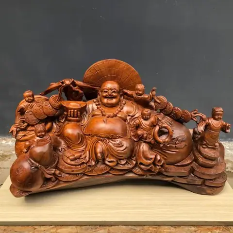 Tác Phẩm Phật Di Lặc Xá Xị Ngồi Gốc Đào- Phật Di Lặc Ngồi Gốc Đào Với Tự Thế Tự Tại, Cửu Phúc Vậy Xung Quanh Mang Ý Nghĩa Sự Trường Thọ Vĩnh Viễn, Từ Cửu Trong Từ Vĩnh Cữu Trường Tồn Theo Thời Gian. Tượng Cao 1m30 Rộng 1m25 Sâu 45cm, Chế Tác Trên Nền Chất Gỗ Xá Xị Nguyên Gốc, Đường Nét Tự Nhiên Tạo Nên Khác Biệt Của Tượng Phật.