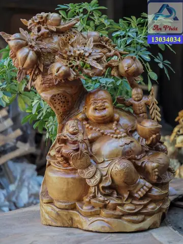 Tác Phẩm Phật Di Lặc Xá Xị Ngồi Gốc Đào- Phật Di Lặc Ngồi Gốc Đào Với Tự Thế Tự Tại, Cửu Phúc Vậy Xung Quanh Mang Ý Nghĩa Sự Trường Thọ Vĩnh Viễn, Từ Cửu Trong Từ Vĩnh Cữu Trường Tồn Theo Thời Gian. Tượng Cao 1m30 Rộng 1m25 Sâu 45cm, Chế Tác Trên Nền Chất Gỗ Xá Xị Nguyên Gốc, Đường Nét Tự Nhiên Tạo Nên Khác Biệt Của Tượng Phật.