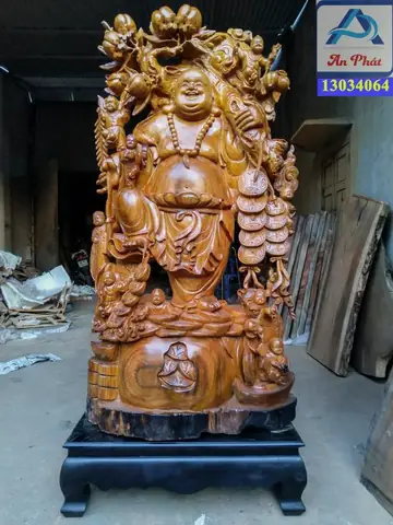 Tác Phẩm Phật Di Lặc Xá Xị Ngồi Gốc Đào- Phật Di Lặc Ngồi Gốc Đào Với Tự Thế Tự Tại, Cửu Phúc Vậy Xung Quanh Mang Ý Nghĩa Sự Trường Thọ Vĩnh Viễn, Từ Cửu Trong Từ Vĩnh Cữu Trường Tồn Theo Thời Gian. Tượng Cao 1m30 Rộng 1m25 Sâu 45cm, Chế Tác Trên Nền Chất Gỗ Xá Xị Nguyên Gốc, Đường Nét Tự Nhiên Tạo Nên Khác Biệt Của Tượng Phật.