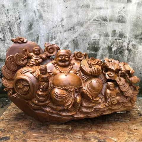 Tác Phẩm Phật Di Lặc Xá Xị Ngồi Gốc Đào- Phật Di Lặc Ngồi Gốc Đào Với Tự Thế Tự Tại, Cửu Phúc Vậy Xung Quanh Mang Ý Nghĩa Sự Trường Thọ Vĩnh Viễn, Từ Cửu Trong Từ Vĩnh Cữu Trường Tồn Theo Thời Gian. Tượng Cao 1m30 Rộng 1m25 Sâu 45cm, Chế Tác Trên Nền Chất Gỗ Xá Xị Nguyên Gốc, Đường Nét Tự Nhiên Tạo Nên Khác Biệt Của Tượng Phật.