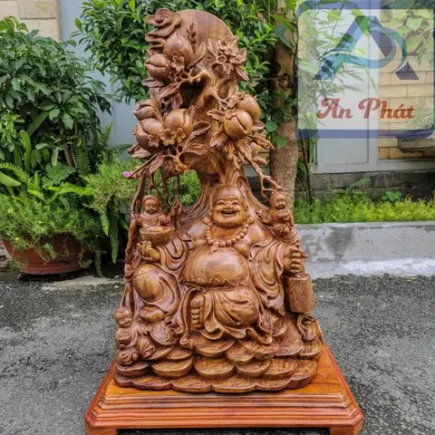 Tác Phẩm Phật Di Lặc Xá Xị Ngồi Gốc Đào- Phật Di Lặc Ngồi Gốc Đào Với Tự Thế Tự Tại, Cửu Phúc Vậy Xung Quanh Mang Ý Nghĩa Sự Trường Thọ Vĩnh Viễn, Từ Cửu Trong Từ Vĩnh Cữu Trường Tồn Theo Thời Gian. Tượng Cao 1m30 Rộng 1m25 Sâu 45cm, Chế Tác Trên Nền Chất Gỗ Xá Xị Nguyên Gốc, Đường Nét Tự Nhiên Tạo Nên Khác Biệt Của Tượng Phật.