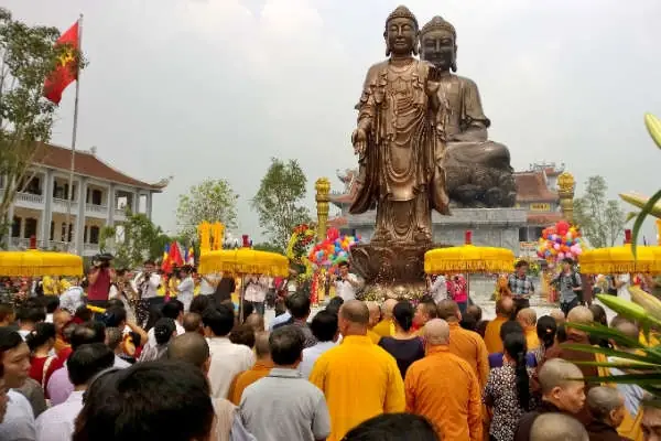 Chuẩn Bị Làm Lễ Dâng Hương Và Phóng Sinh