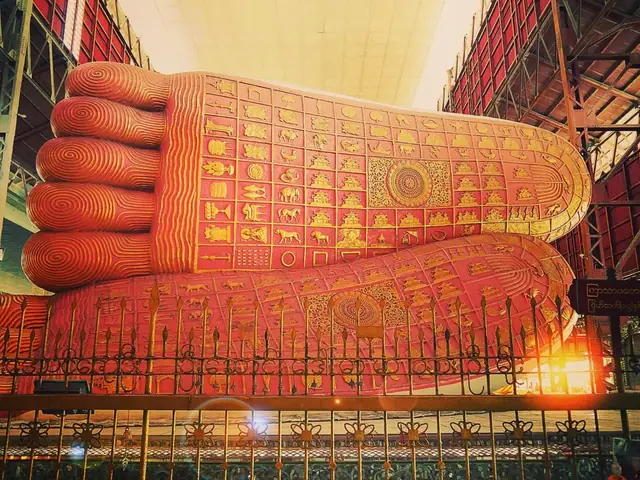 Tượng Phật Nằm Khổng Lồ Và Uy Nghi Tại Chùa Chaukhtatgyi, Myanmar