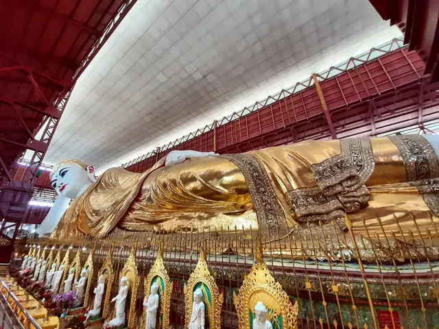 Tượng Phật Nằm Khổng Lồ Và Uy Nghi Tại Chùa Chaukhtatgyi, Myanmar