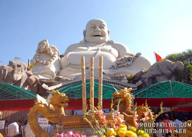 Ai Là Người Đã Tạo Ra Bức Tượng Phật Di Lặc Lớn Nhất Châu Á ?