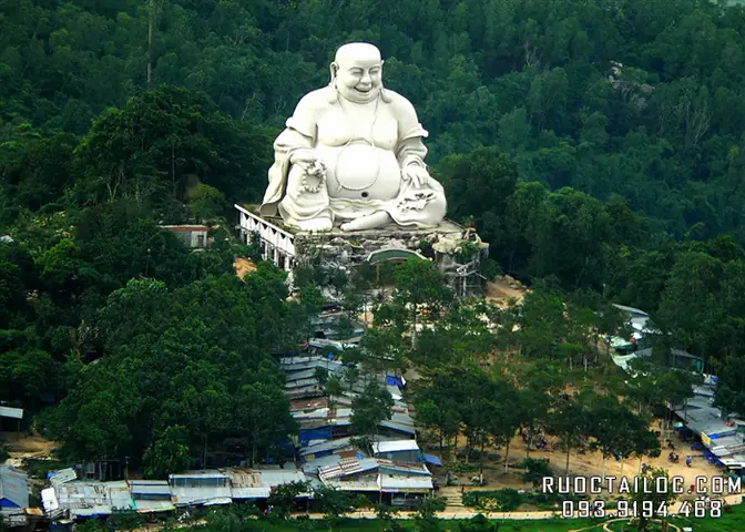 Ai Là Người Đã Tạo Ra Bức Tượng Phật Di Lặc Lớn Nhất Châu Á ?