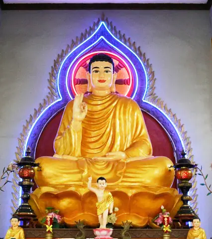 Tượng Phật Thích Ca Mâu Ni Độc Đáo Tại Một Chùa Của Cộng Đồng Khrme