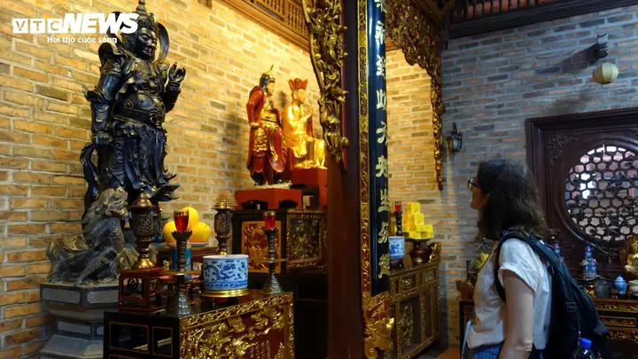 Giải Mã Bức Tượng Phật Ngồi Trên Lưng Vua Độc Nhất Vô Nhị Ở Hà Nội