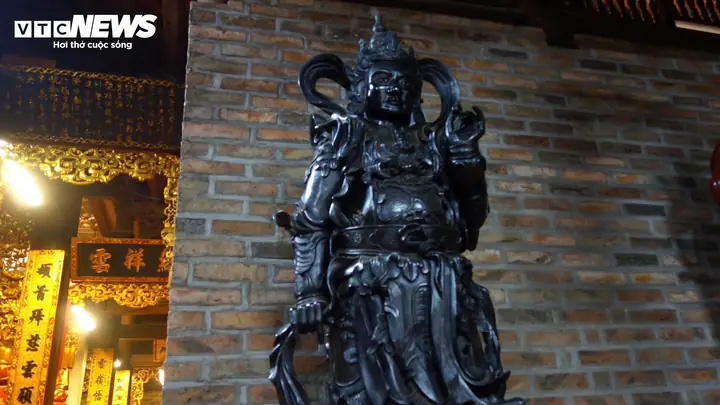 Giải Mã Bức Tượng Phật Ngồi Trên Lưng Vua Độc Nhất Vô Nhị Ở Hà Nội