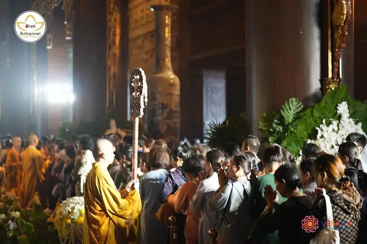 Người Đến Chiêm Bái Xá Lợi Phật Quá Đông, Chùa Quán Sứ Mở Xuyên Đêm