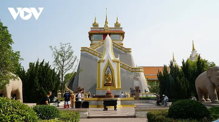 Trung Quoc Hang Da Tuong Phat, Co Tu Ngan Nam O Thanh Co Lac Duong Hinh Anh 11