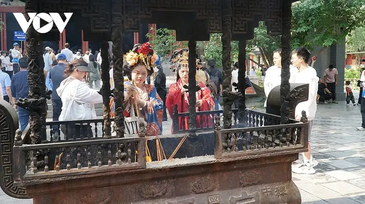 Trung Quoc Hang Da Tuong Phat, Co Tu Ngan Nam O Thanh Co Lac Duong Hinh Anh 14