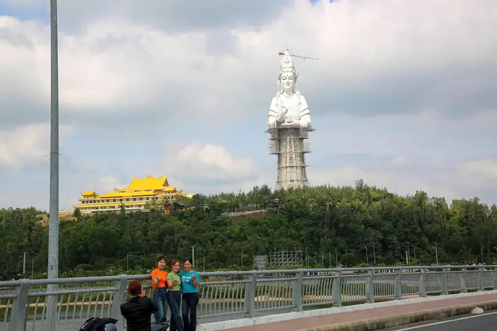 Mùng 4 Tết, Du Khách Đã Đến Chùa Minh Đức (nằm Trên Núi Thiên Mã, Quảng Ngãi). Nơi Đây Có Tượng Phật Quan Âm Cao 125 M, Được Cho Là Cao Nhất Đông Nam Á Hiện Nay.