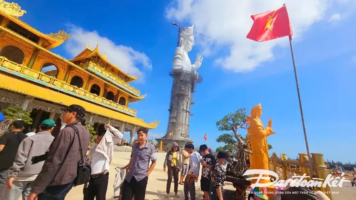 Mùng 4 Tết, Du Khách Đã Đến Chùa Minh Đức (nằm Trên Núi Thiên Mã, Quảng Ngãi). Nơi Đây Có Tượng Phật Quan Âm Cao 125 M, Được Cho Là Cao Nhất Đông Nam Á Hiện Nay.