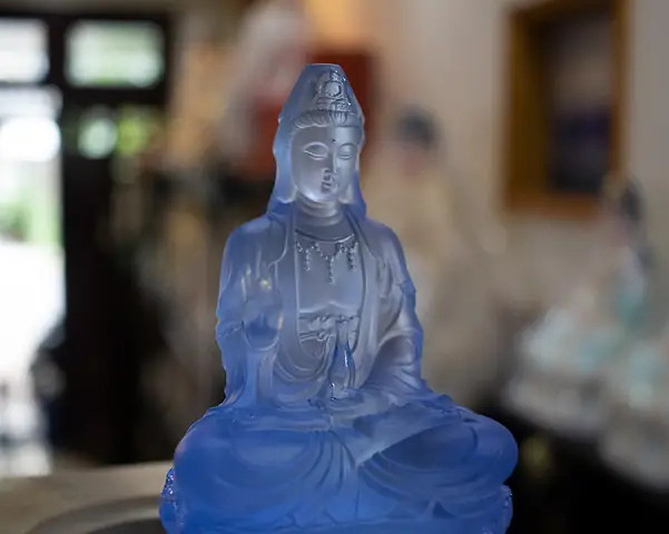 Tượng Phật, Quan Âm Để Ô Tô Không Để Chân Dung (nữa Người)