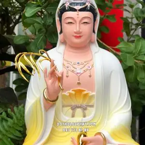 Tượng Quan Âm Bồ Tát Poly Áo Gấm Vàng Vẽ Hoa Đế Non Nước