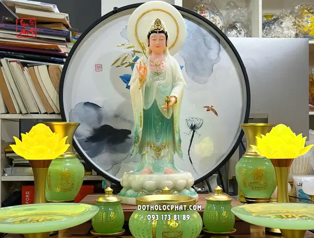 Tượng Quan Âm Bồ Tát Xanh Ngọc Đứng Hào Quang Tròn