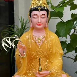 Tượng Quan Âm Bồ Tát Thạch Anh Áo Rũ Viền Vàng Đế Sen