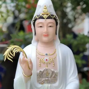 Tượng Quan Âm Bồ Tát Áo Gấm Xanh Đế Non Nước