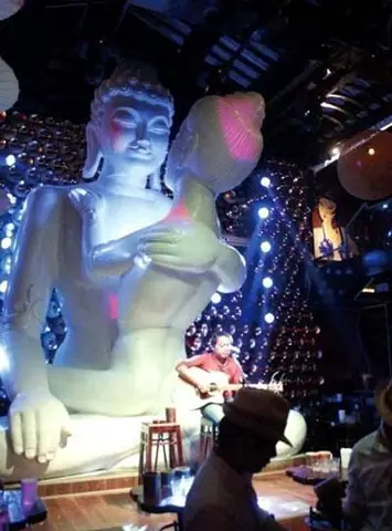 Một Hộp Đêm Ở Lệ Giang, Trung Quốc Đã Cho Dựng Bức Tượng Phật "sắc Dục" Nhằm Thu Hút Du Khách Hiếu Kỳ Đến Tham Quan Và… Sờ Mó Tượng.