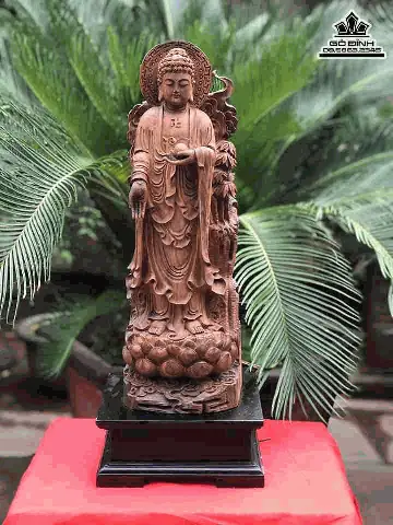 Theo Tài Liệu Ghi Chép Lại, Phật Tổ Như Lai Sinh Ra Tại Vương Quốc Sakya (nay Là Ấn Độ). Ngài Vốn Là Thái Tử Tất Đạt Đa, Từ Nhỏ Đã Sống Trong Vinh Hoa Phú Quý Và Nhung Lụa; Tuy Nhiên, Ông Đã Sớm Từ Bỏ Tất Cả Để Đi Tìm Đạo, Cứu Lấy Chúng Sanh, Khổ Cứu Nạn Và Sáng Lập Nên Phật Giáo.