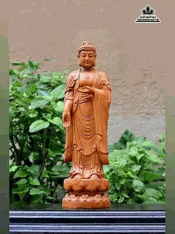 Trước Ngực Phật Tổ Như Lai Có Xuất Hiện Một Hình Chữ “vạn” - Tướng Tốt Thứ 80 Biểu Thị Cho Lòng Từ Bi, Công Đức Và Trí Tuệ Vô Lượng. Bên Cạnh Đó, Chữ Vạn Có Cùng Chiều Quay Với Chiều Kim Đồng Hồ, Cũng Là Chiều Tương Sinh Trong Ngũ Hành, Thể Hiện Sự Tốt Lành, May Mắn Và Phước Đức.