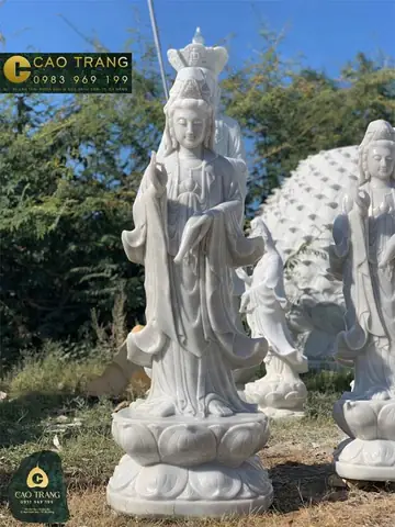 Tượng Mẹ Quan Âm Đứng Trên Đài Sen Vô Cùng Thanh Tịnh