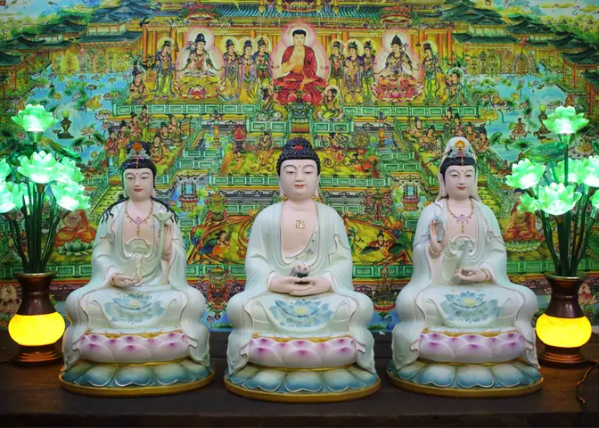 Tượng Tam Thế Phật Đẹp Ngồi Bằng Sứ Hoa Văn Vẽ Màu