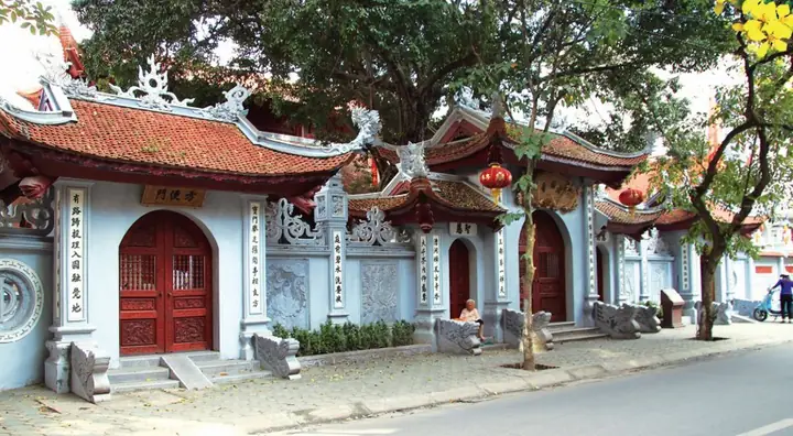 Chùa Hòe Nhai Và Nét Độc Đáo Bức Tượng Vua Cõng Phật