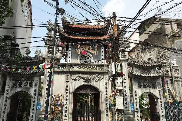 Kiến Trúc Độc Đáo Và Không Gian Yên Bình Tại Chùa Cầu Đông