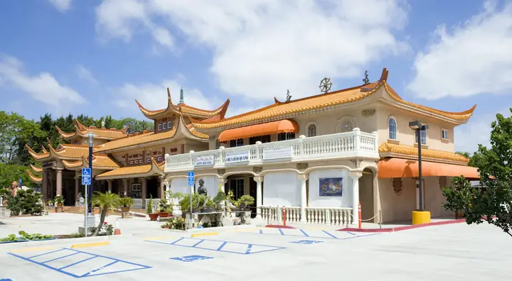 Chùa Bảo Quang, Santa Ana, California - Kiến Trúc Mỹ Lệ, Mang Nét Truyền Thống Văn Hóa Phật Giáo Việt Nam.